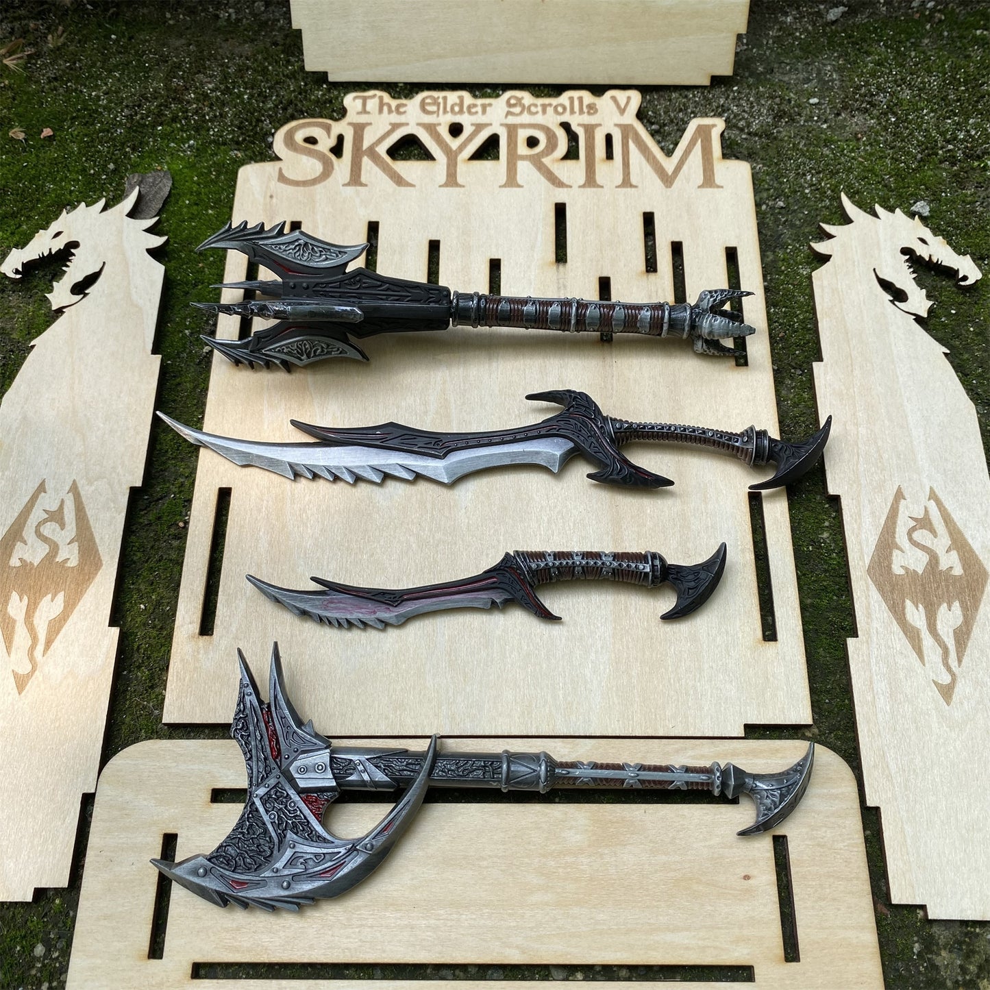 Skyrim Daedric Weapons 4 In 1 Pack With 3D Wooden Stand