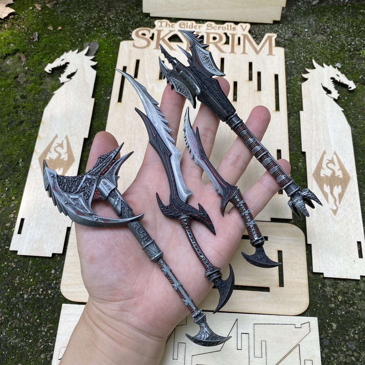 Skyrim Daedric Weapons 4 In 1 Pack With 3D Wooden Stand